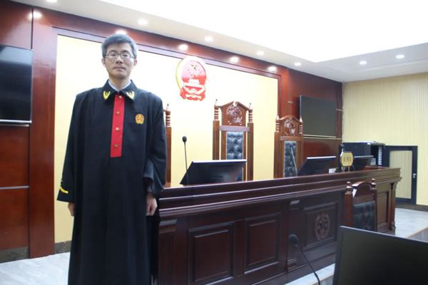 法官照_副本.jpg 法官照_副本.jpg