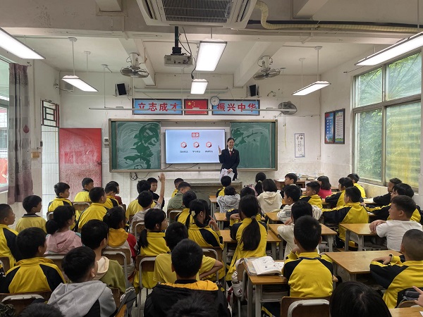 11月20日,干警陈颖到永安育才学校授课-600.jpg 11月20日,干警陈颖到永安育才学校授课-600.jpg