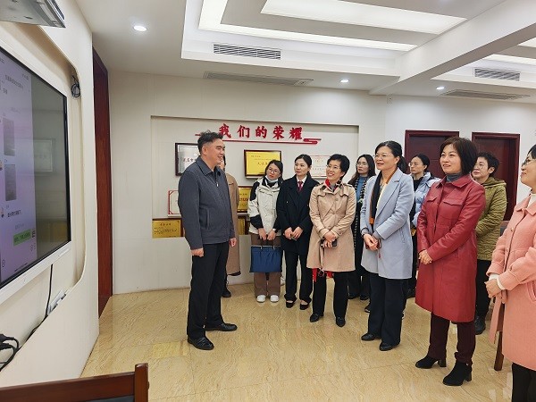 巾帼铸法魂，奋斗绽芳