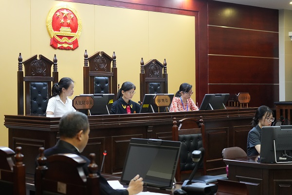 天平下的“铿锵玫瑰