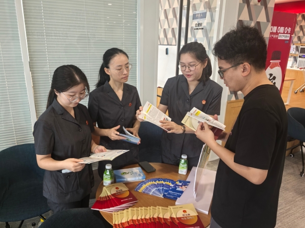 “法治摊位”进集市，普法助企“有元气”